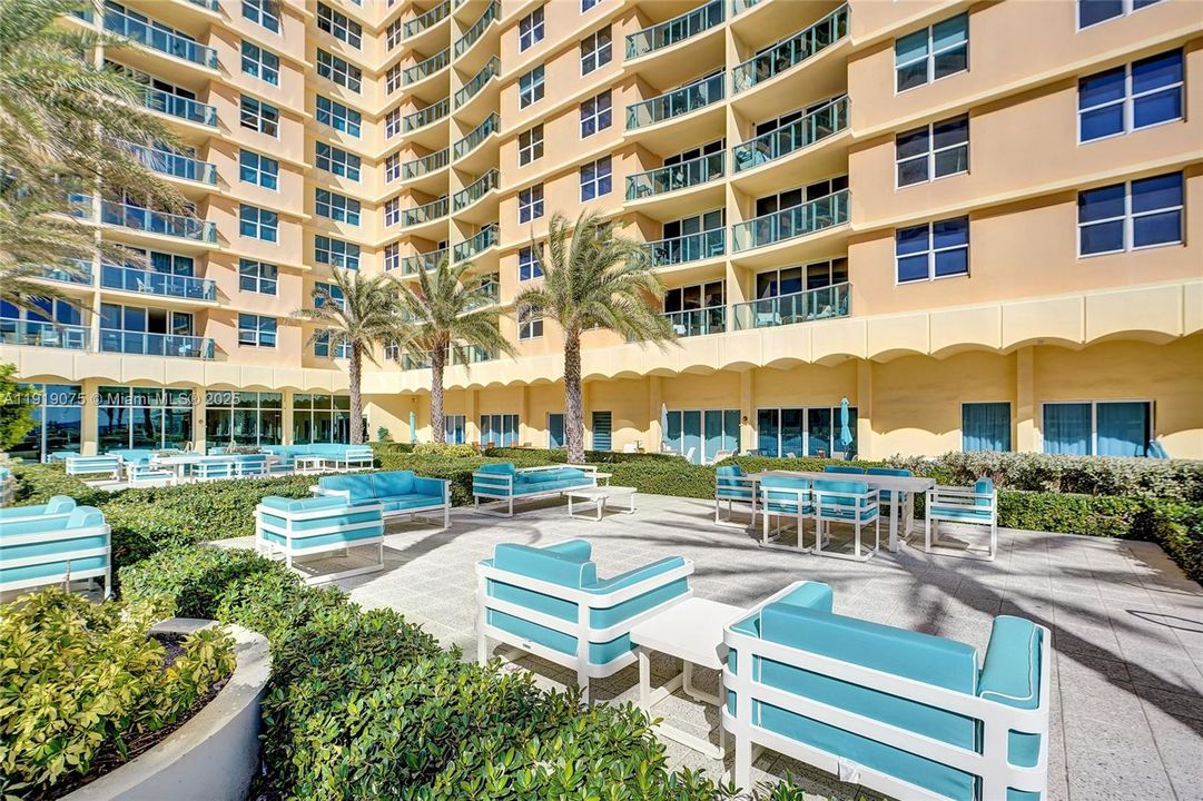 For Rent: $3,500 (1 beds, 1 baths, 745 Square Feet)