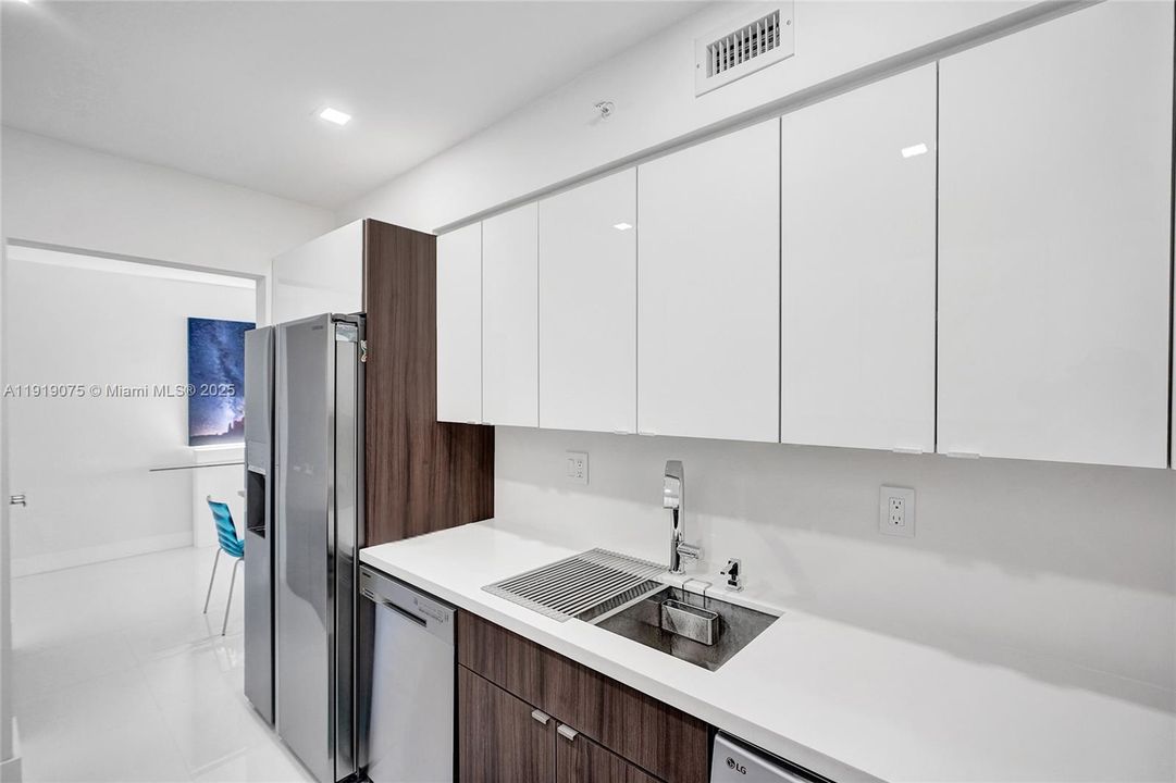 For Rent: $3,500 (1 beds, 1 baths, 745 Square Feet)