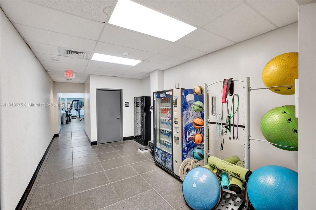 For Rent: $3,500 (1 beds, 1 baths, 745 Square Feet)