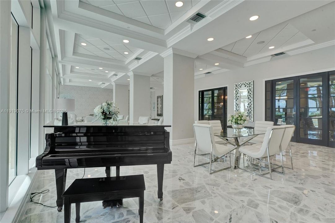 For Rent: $3,500 (1 beds, 1 baths, 745 Square Feet)