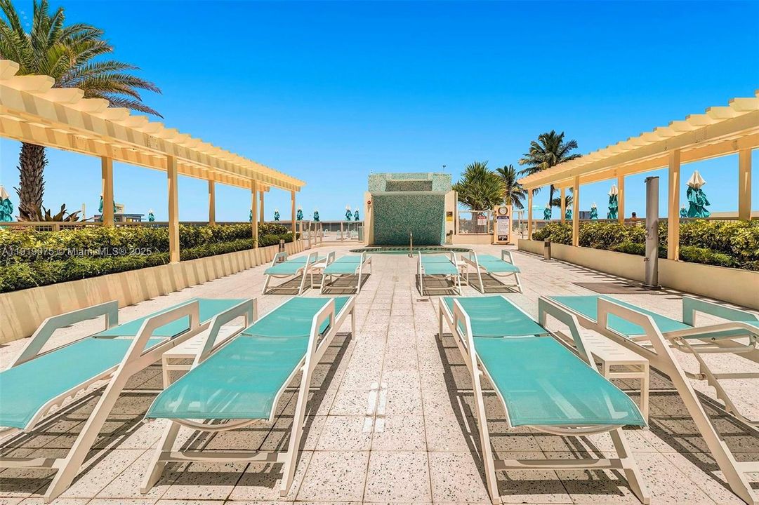 For Rent: $3,500 (1 beds, 1 baths, 745 Square Feet)