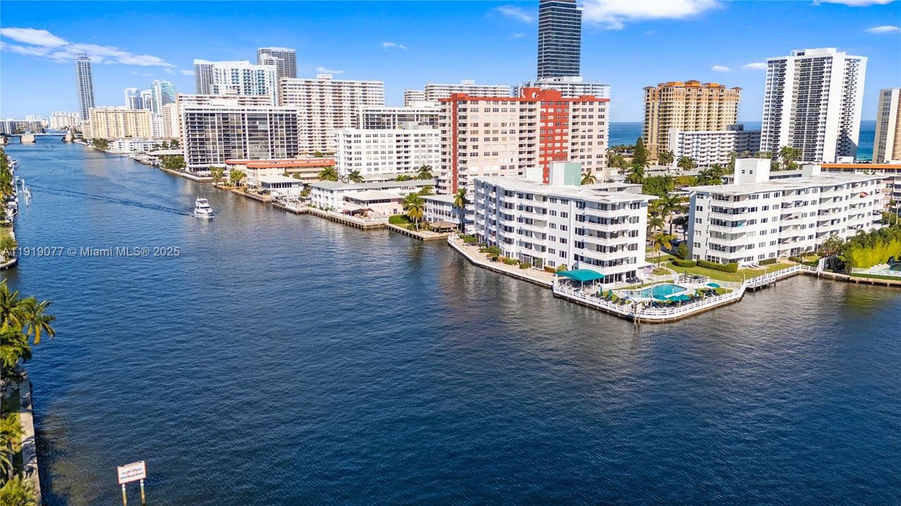 На продажу: $239,900 (1 спален, 1 ванн, 737 Квадратных фут)