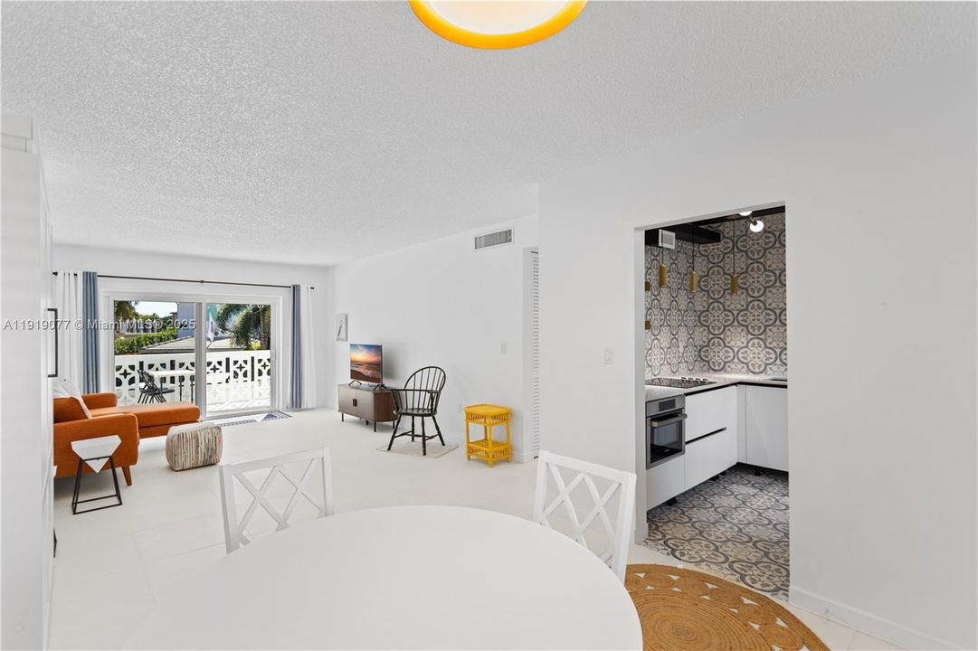 На продажу: $239,900 (1 спален, 1 ванн, 737 Квадратных фут)