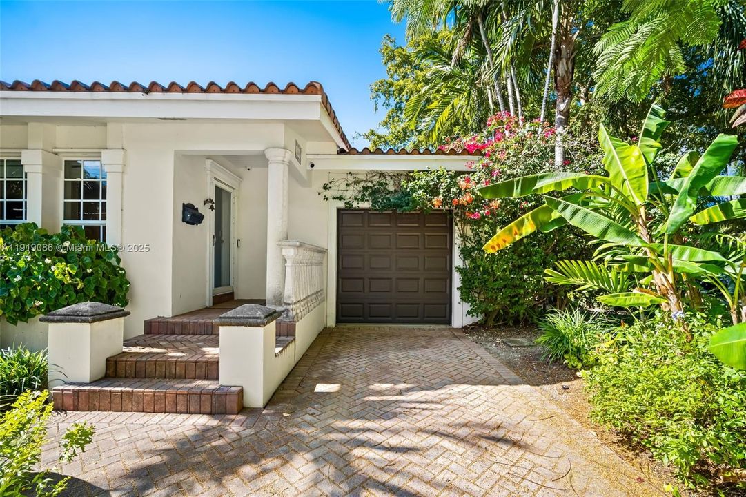 Под контрактом: $5,900 (3 спален, 2 ванн, 1387 Квадратных фут)