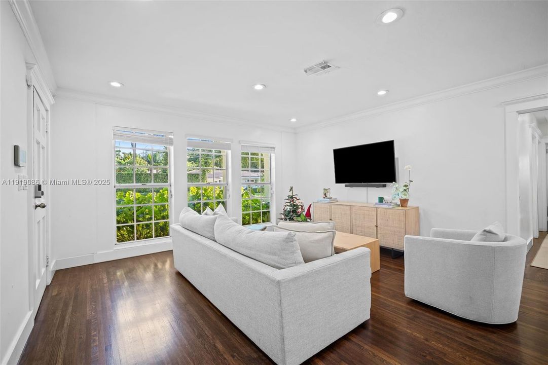 Под контрактом: $5,900 (3 спален, 2 ванн, 1387 Квадратных фут)