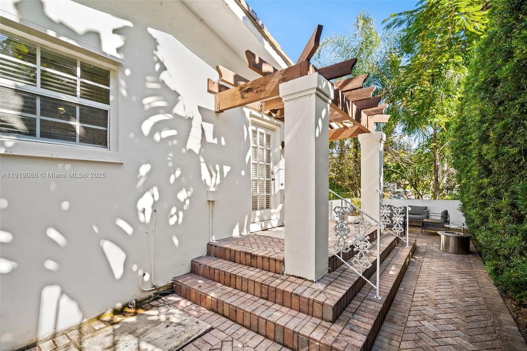 Под контрактом: $5,900 (3 спален, 2 ванн, 1387 Квадратных фут)