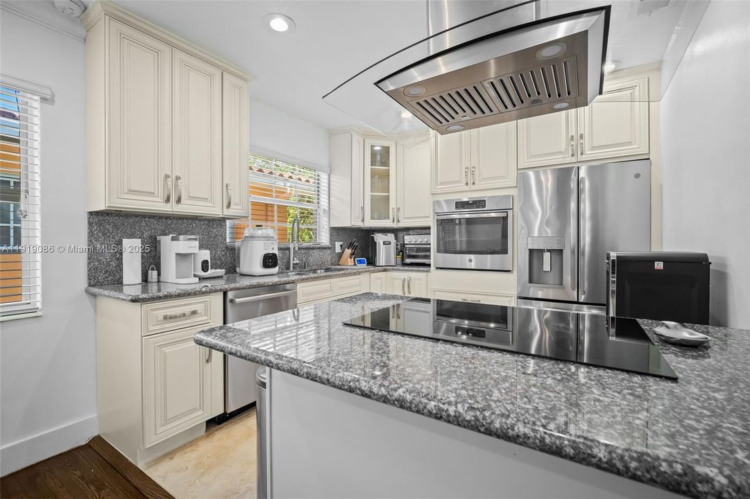 Под контрактом: $5,900 (3 спален, 2 ванн, 1387 Квадратных фут)