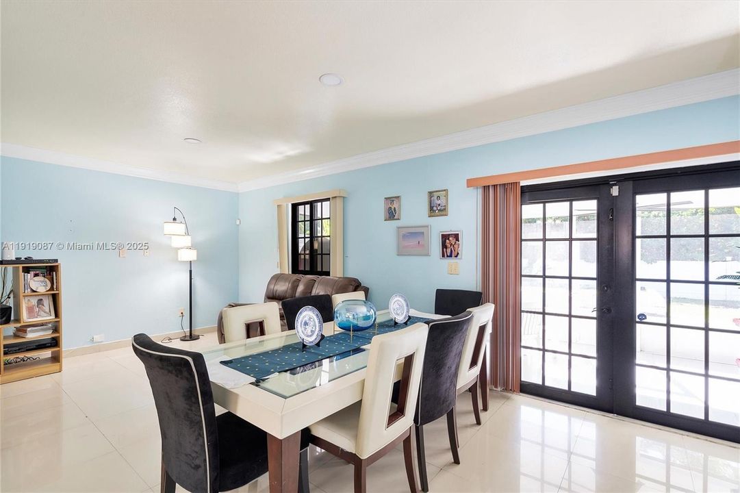 For Sale: $1,100,000 (4 beds, 3 baths, 2216 Square Feet)