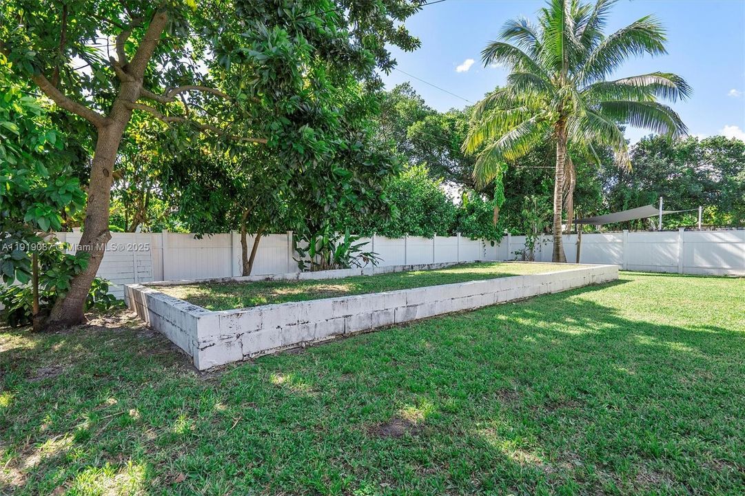 For Sale: $1,100,000 (4 beds, 3 baths, 2216 Square Feet)