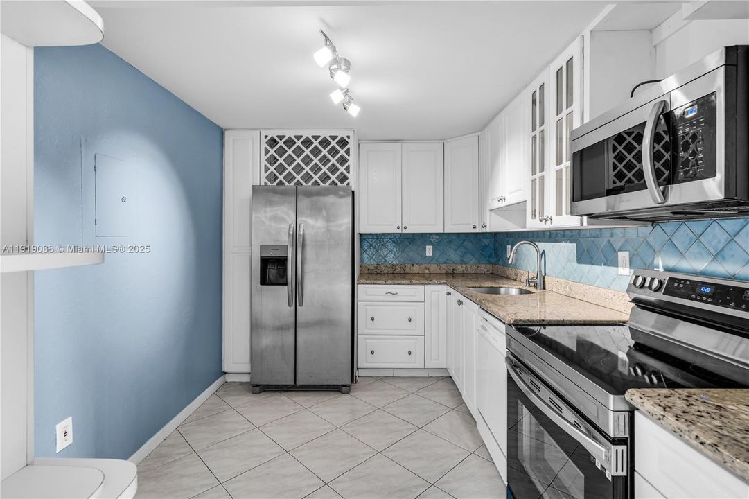 Active With Contract: $525,000 (2 beds, 2 baths, 1283 Square Feet)