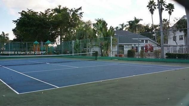 待售: $265,000 (3 贝兹, 2 浴室, 1305 平方英尺)