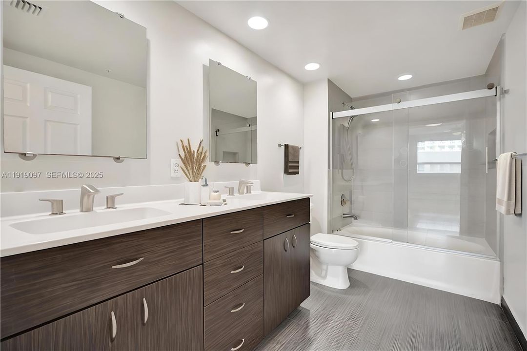 For Sale: $475,000 (2 beds, 2 baths, 1047 Square Feet)