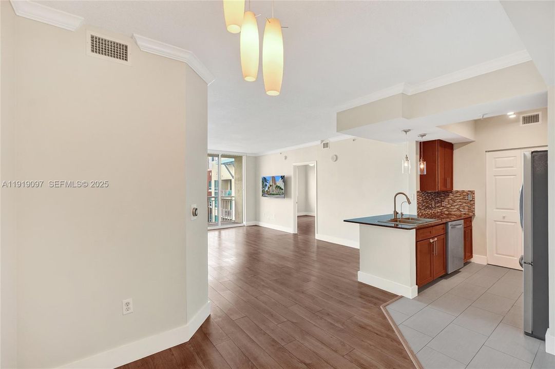 For Sale: $475,000 (2 beds, 2 baths, 1047 Square Feet)