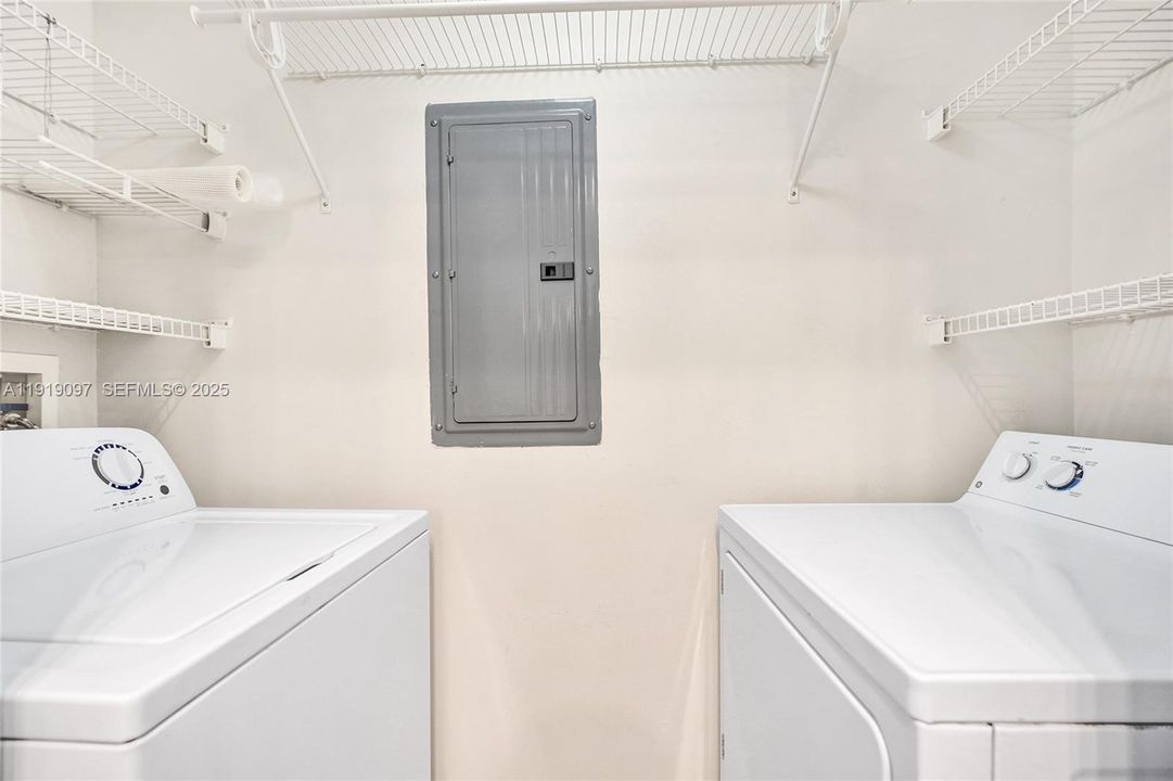 For Sale: $475,000 (2 beds, 2 baths, 1047 Square Feet)