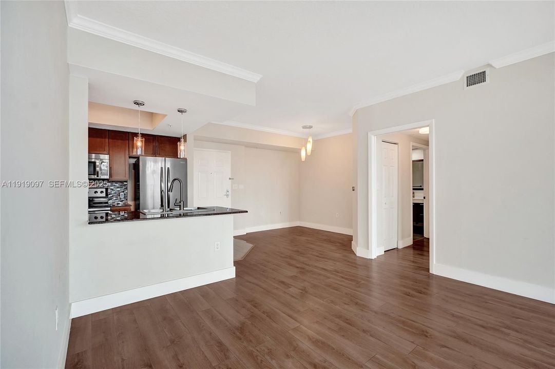 For Sale: $475,000 (2 beds, 2 baths, 1047 Square Feet)