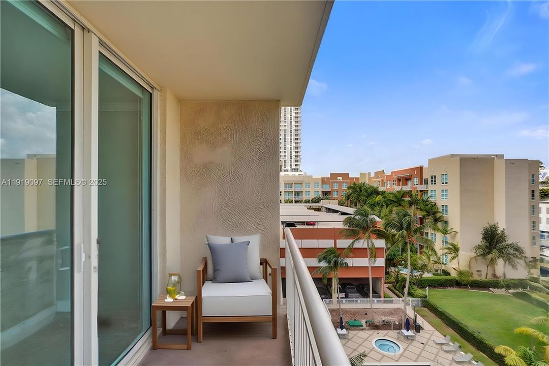 For Sale: $475,000 (2 beds, 2 baths, 1047 Square Feet)