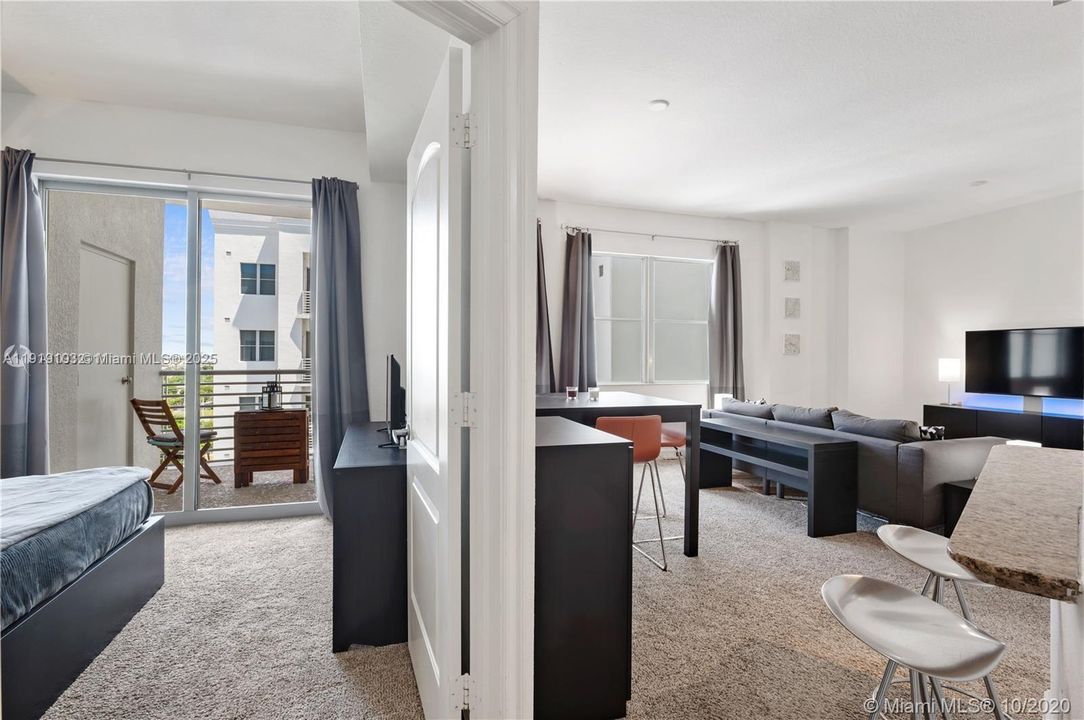 For Rent: $2,400 (1 beds, 1 baths, 815 Square Feet)