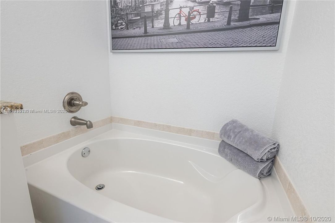For Rent: $2,400 (1 beds, 1 baths, 815 Square Feet)