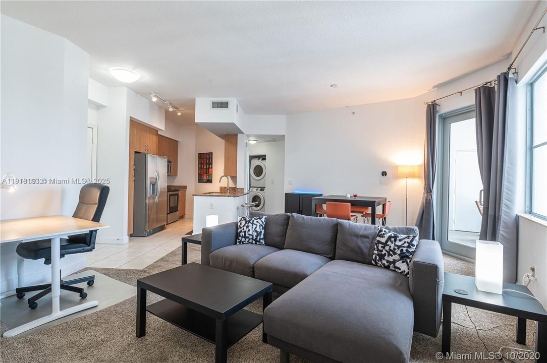 For Rent: $2,400 (1 beds, 1 baths, 815 Square Feet)