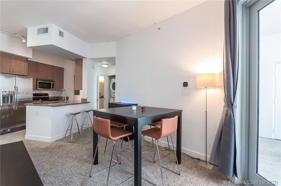 For Rent: $2,400 (1 beds, 1 baths, 815 Square Feet)