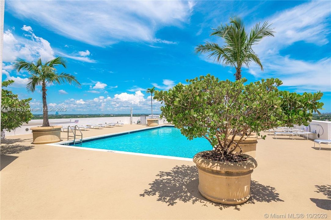 For Rent: $2,400 (1 beds, 1 baths, 815 Square Feet)