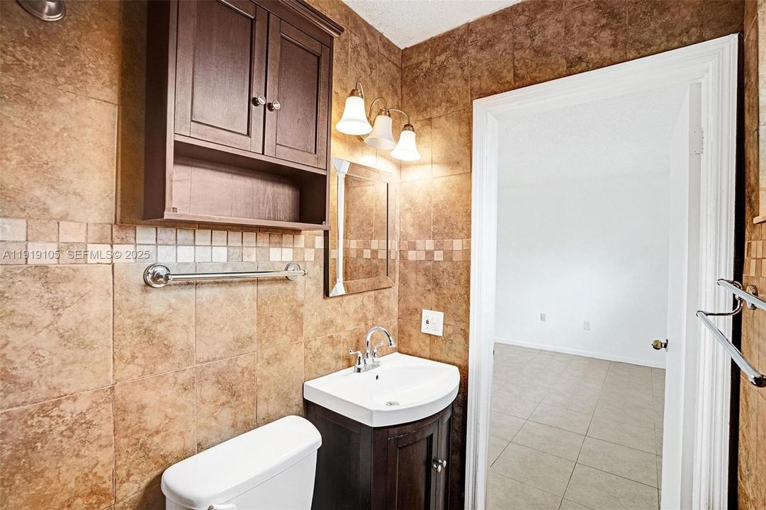 En Venta: $515,000 (4 camas, 2 baños, 1305 Pies cuadrados)