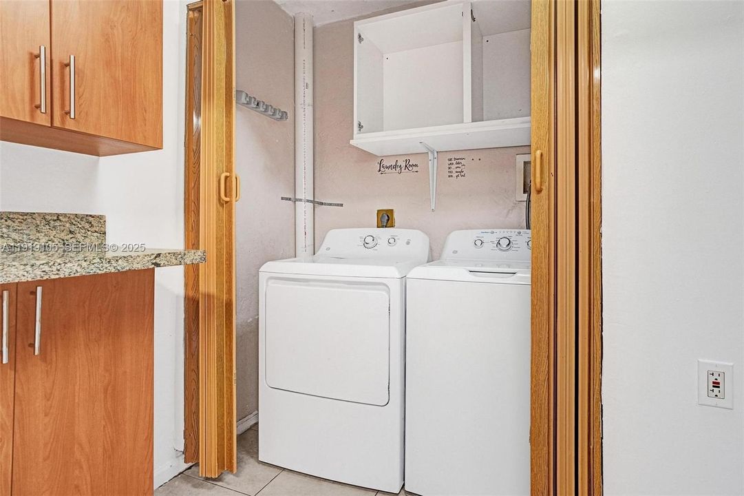 En Venta: $515,000 (4 camas, 2 baños, 1305 Pies cuadrados)