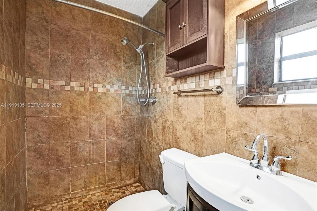 En Venta: $515,000 (4 camas, 2 baños, 1305 Pies cuadrados)