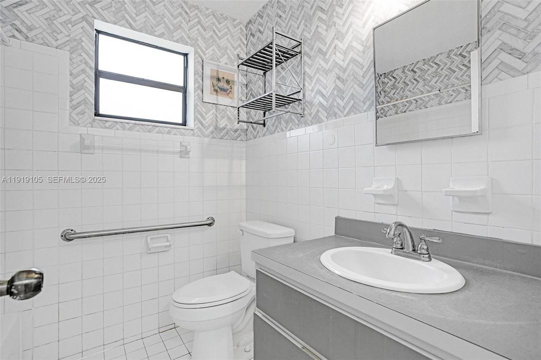 En Venta: $515,000 (4 camas, 2 baños, 1305 Pies cuadrados)