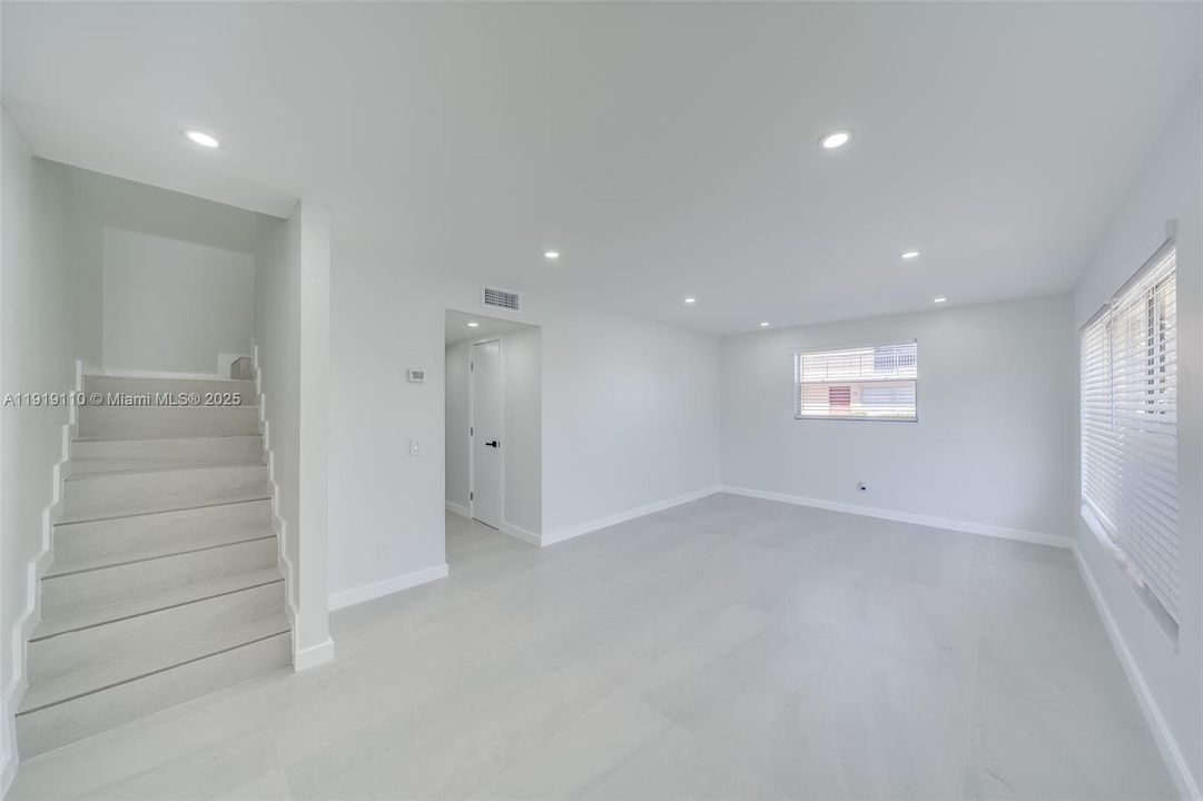 En Venta: $369,000 (3 camas, 2 baños, 1680 Pies cuadrados)