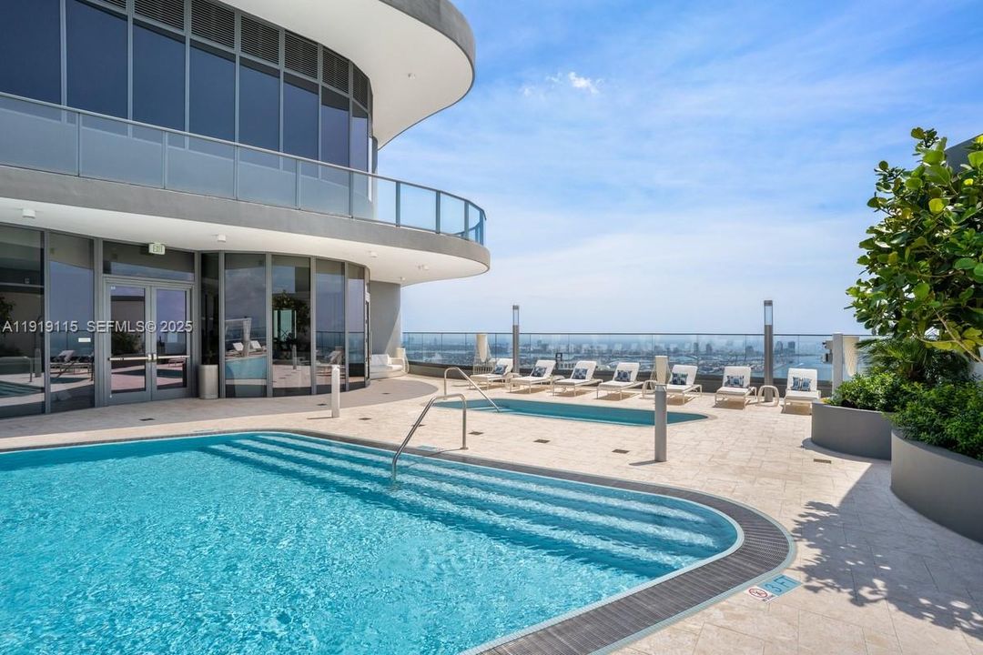 Recently Rented: $4,750 (1 beds, 1 baths, 839 Square Feet)