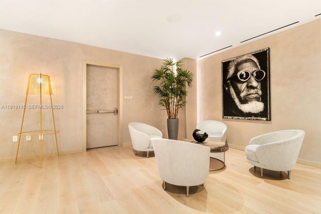 Recently Rented: $4,750 (1 beds, 1 baths, 839 Square Feet)