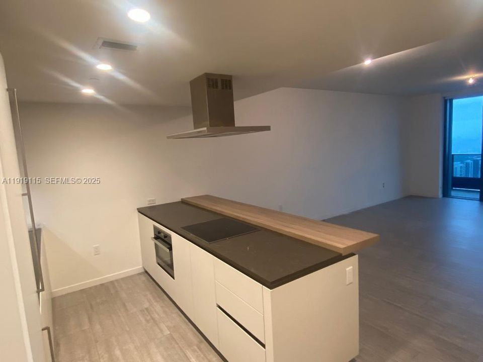Recently Rented: $4,750 (1 beds, 1 baths, 839 Square Feet)