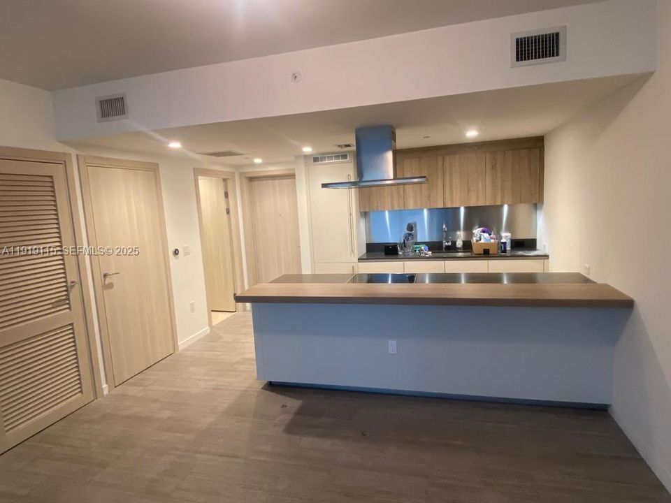 Recently Rented: $4,750 (1 beds, 1 baths, 839 Square Feet)