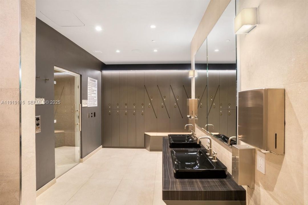 Recently Rented: $4,750 (1 beds, 1 baths, 839 Square Feet)