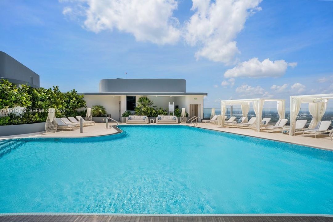 Recently Rented: $4,750 (1 beds, 1 baths, 839 Square Feet)