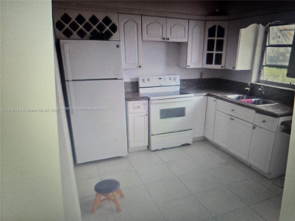 На продажу: $170,000 (2 спален, 1 ванн, 850 Квадратных фут)