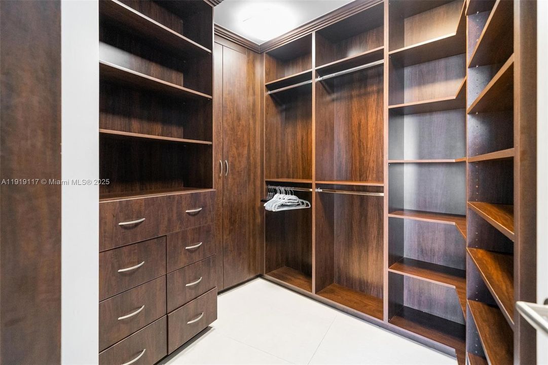 Под контрактом: $8,500 (2 спален, 2 ванн, 1500 Квадратных фут)