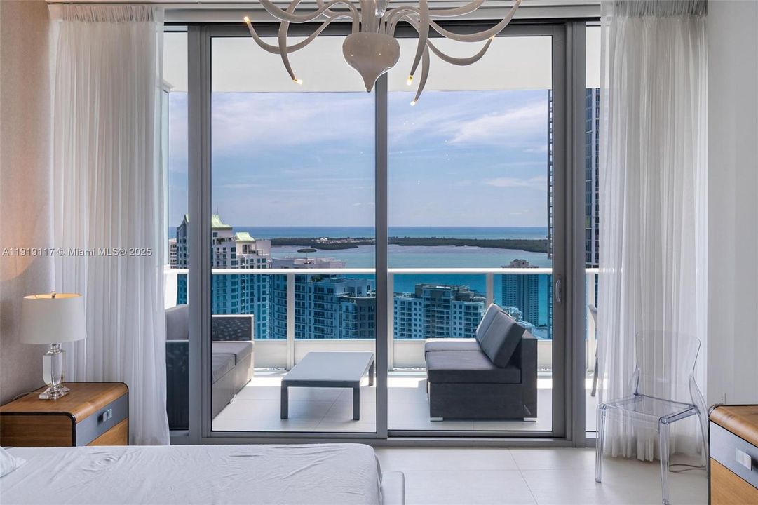 Под контрактом: $8,500 (2 спален, 2 ванн, 1500 Квадратных фут)