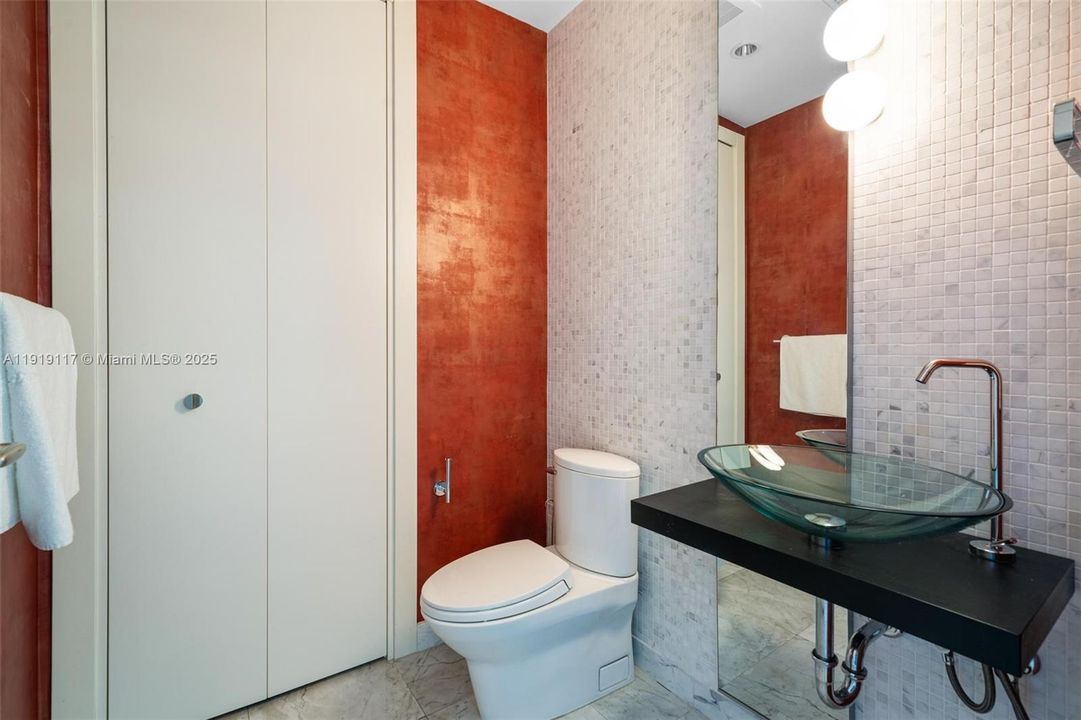 Под контрактом: $8,500 (2 спален, 2 ванн, 1500 Квадратных фут)