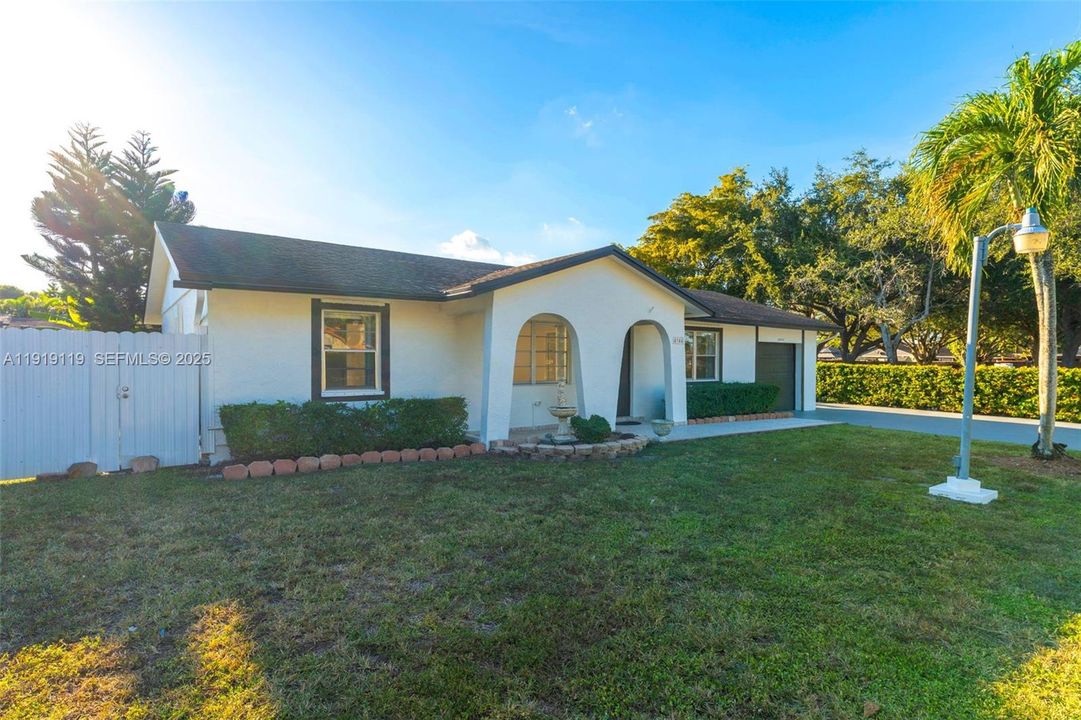 For Sale: $675,000 (3 beds, 2 baths, 1173 Square Feet)