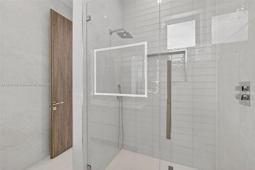 出租: $50,000 (8 贝兹, 8 浴室, 6446 平方英尺)