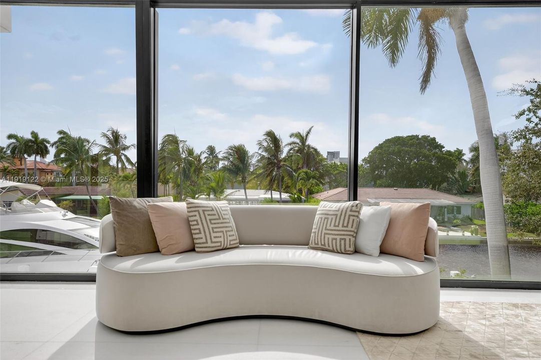 出租: $50,000 (8 贝兹, 8 浴室, 6446 平方英尺)