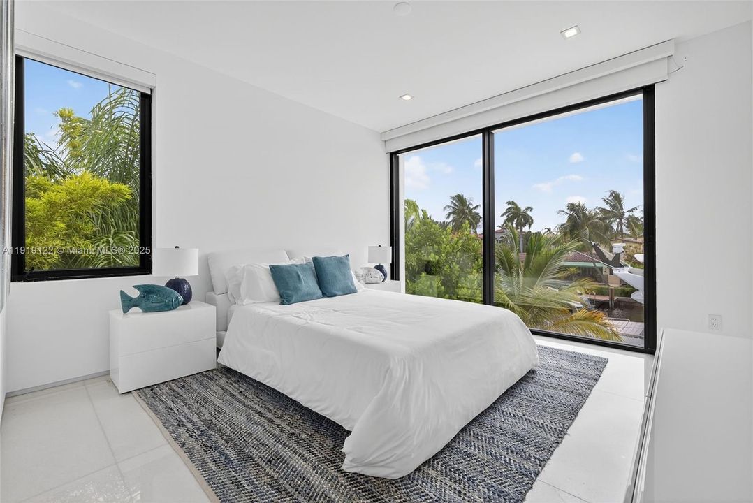 出租: $50,000 (8 贝兹, 8 浴室, 6446 平方英尺)