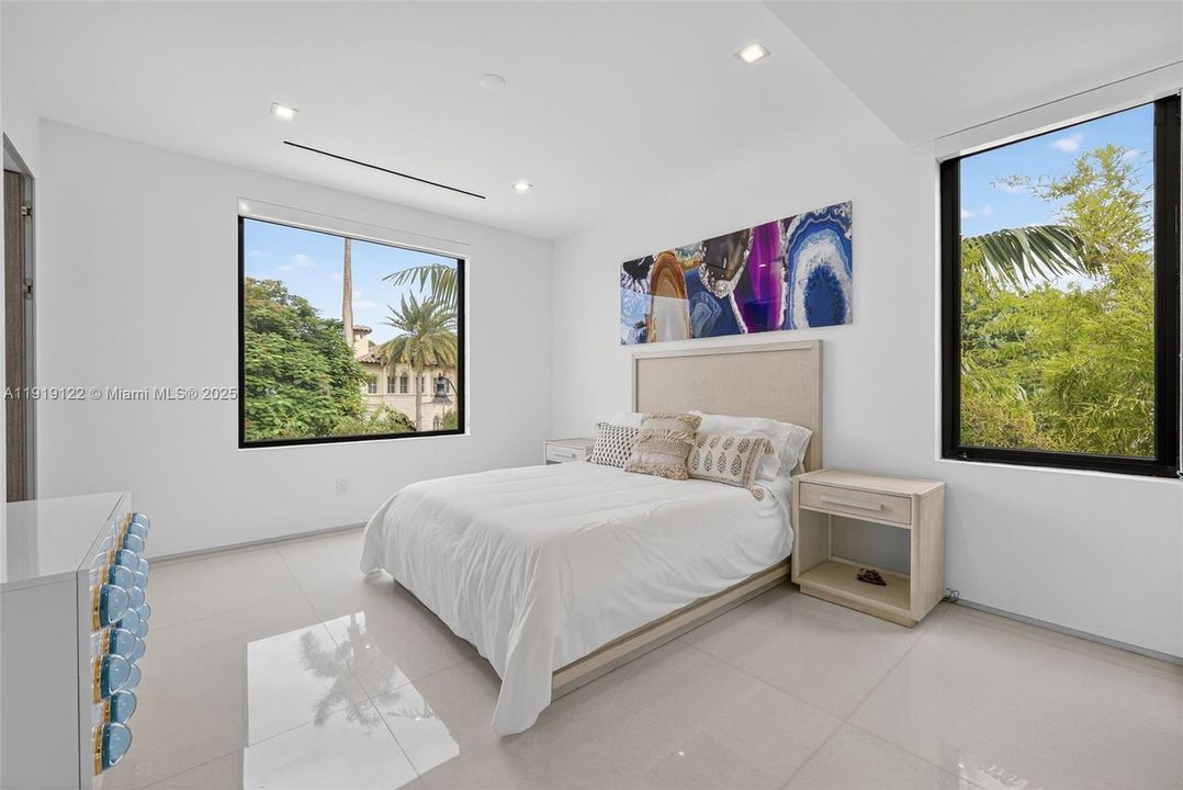 出租: $50,000 (8 贝兹, 8 浴室, 6446 平方英尺)