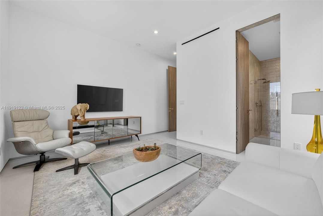 出租: $50,000 (8 贝兹, 8 浴室, 6446 平方英尺)