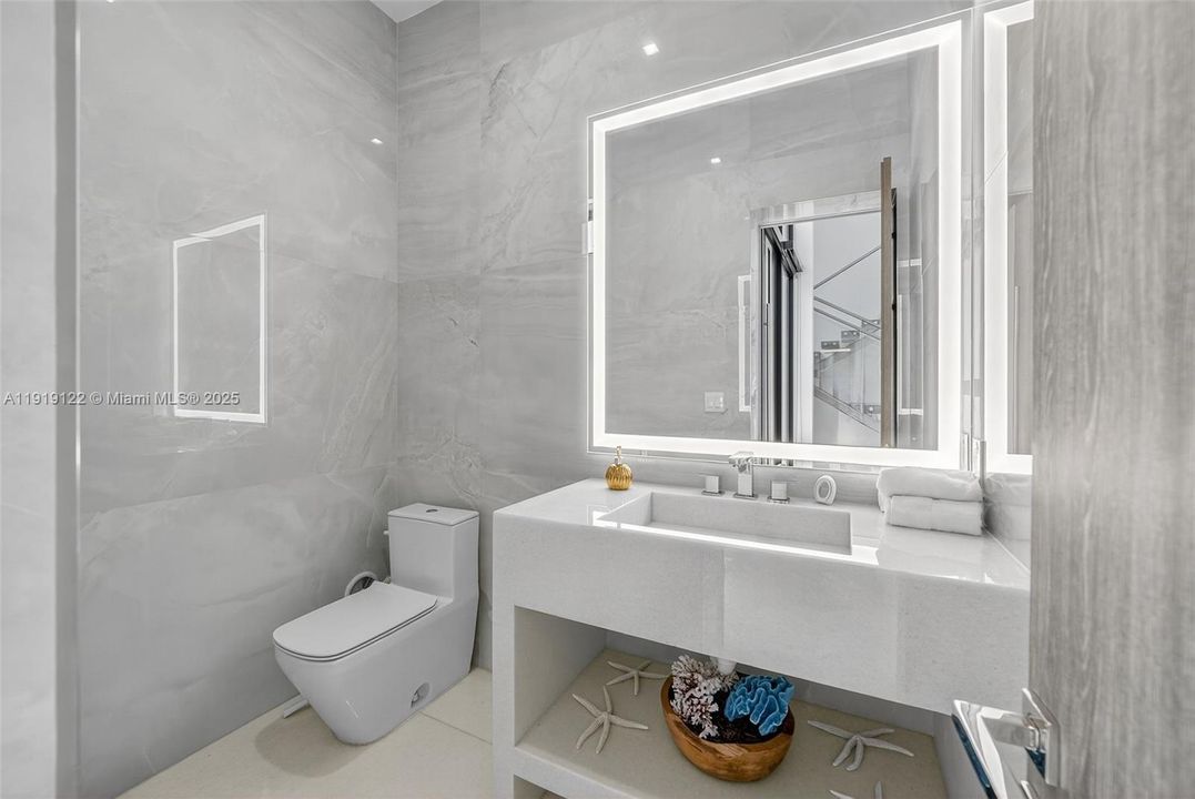 出租: $50,000 (8 贝兹, 8 浴室, 6446 平方英尺)