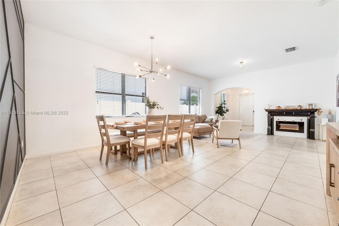 出租: $4,300 (3 贝兹, 2 浴室, 1920 平方英尺)