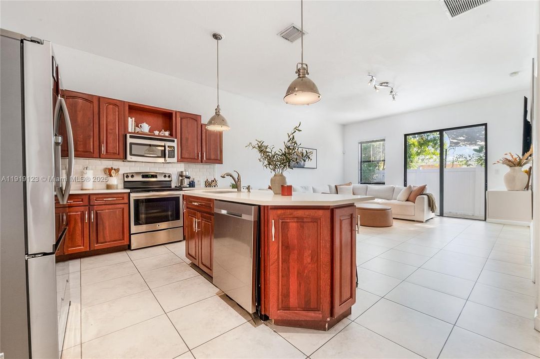 出租: $4,300 (3 贝兹, 2 浴室, 1920 平方英尺)