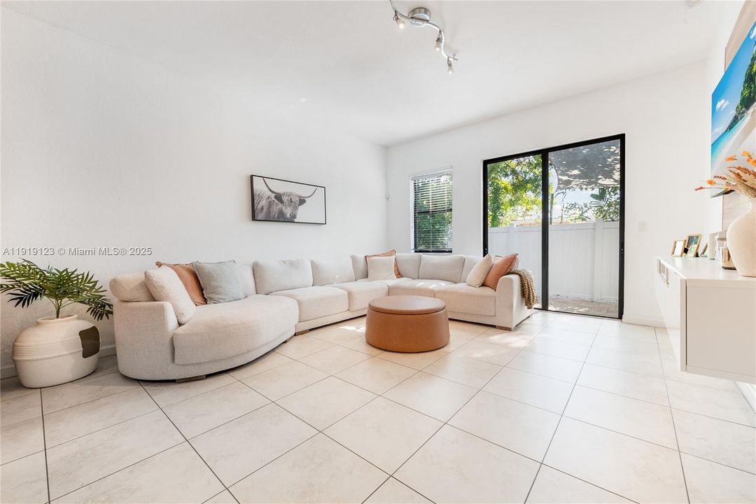 出租: $4,300 (3 贝兹, 2 浴室, 1920 平方英尺)